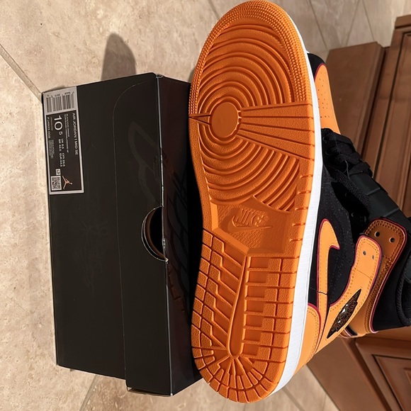 Brand NEW, never worn Nike Air Jordan 1 MID SE size 10.5. - Picture 3 of 3